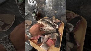 Загуляли пацаны. Жарим рыбу с друзьями. Кавказский рынок