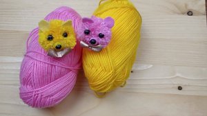 Как сделать оригинальные помпоны для волос Мишки
