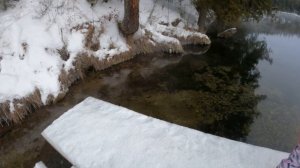 Теплое озеро посреди зимы