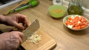 Куриные бёдра тушёные с овощами и макаронами в сковороде | Просто, быстро, вкусно!