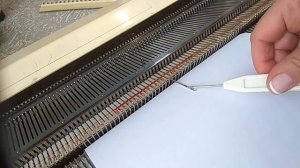 Как при помощи деккера выправить язычок иголки?