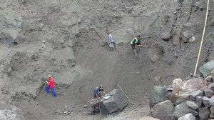 Строительство, шахтёры сбивали песок копьями бабуковыми
