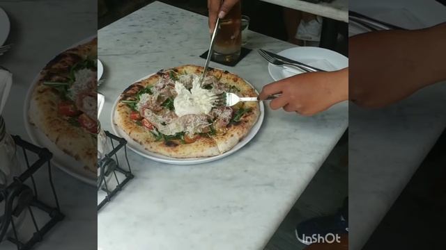 Пицца на Бали. Пицца в неаполитанском стиле с сыром буратта