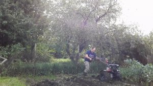 Мотоблок  Угра на колёсах "Патриот" с картофелевыкапывателем КВ-3