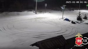 девушка каталась на ватрушке привязав её к машине, она намоталась на дорожный знак и погибла.