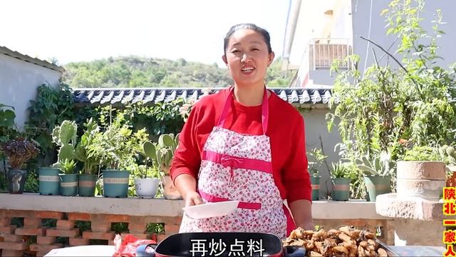 侄媳想吃鱼，拿几条大鲤鱼来找改艳做火锅鱼，边煮边吃麻辣过瘾【陕北一家人】 смотреть онлайн