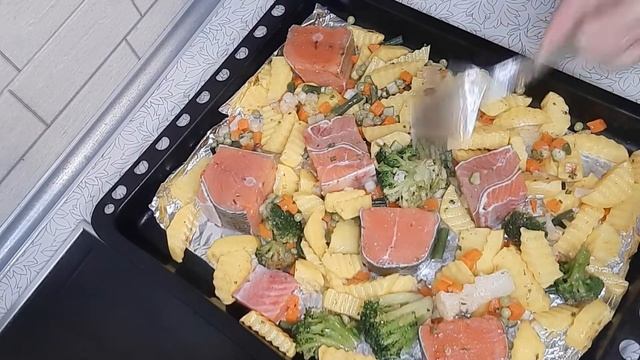 ЗАПЕЧЕННАЯ РЫБА🐟 В ДУХОВКЕ С ОВОЩАМИ/ВКУСНО,КРАСИВО И ПОЛЕЗНО!🥘