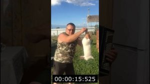 Освежевать кролика за 125 секунд под звуки деревенских наигрышей! А вам слабо?!