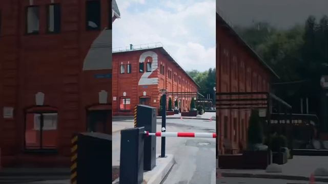 Как нас найти? От центрального входа за Черноваром прямо мимо Сдека и Кофекульта, рядом с Хопсом