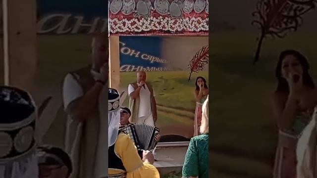 Руслан играет с артистами Удмуртской эстрады.