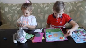 Алиса и Егор делают аппликацию из мультфильма Маша и Медведь