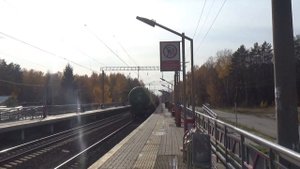 Тепловоз ЧМЭ3-2374 с грузовым поездом