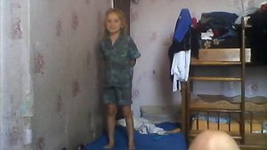 Девочка бьет брата и говорит мы видео снимаэм