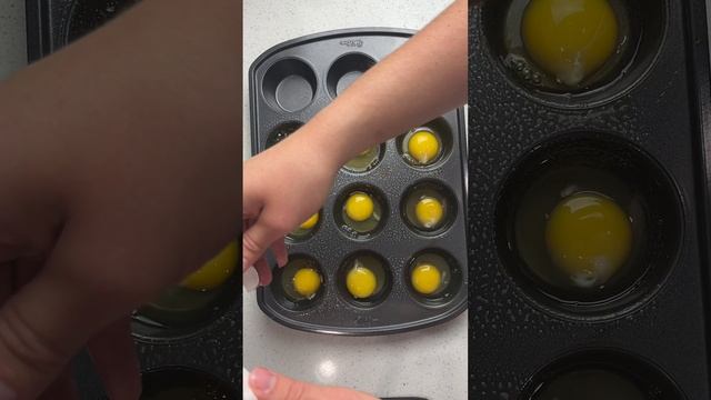 OVEN EGGS 🍳 Easy, Christmas morning breakfast! #shorts #easyrecipes #christmasmorning #momhack смотреть онлайн