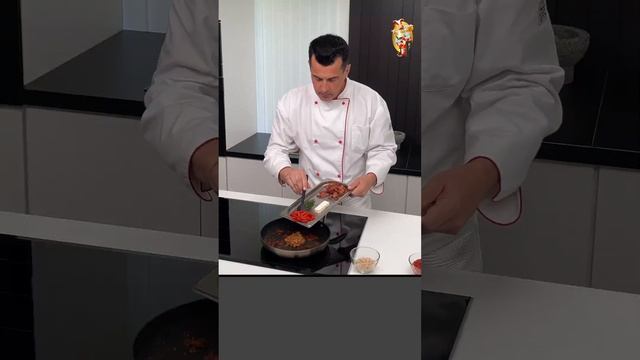 Яичница Шакшука с беконом за 14 минут (часть 3, работа со специями + подготовка соуса)