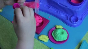 Little Fingers лепят из пластилина Play-Doh Двойные десерты/ Play-Doh Double Desserts