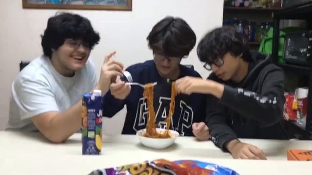 Comiendo Ramen Picoso (no mauricio) смотреть онлайн