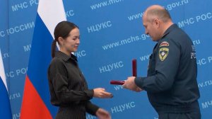 Глава МЧС России Александр Куренков  вручил награду продюсеру МТРК «МИР» Елизавете Максимовой
