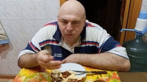 Мукбанг. Яичница с гренками, кимчи и морс. Укро-твари уже весь мир задолбали.