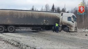 10.01.25 на 231 км трассы Пермь-Екатеринбург из-за ДТП было ограничено движение .mp4