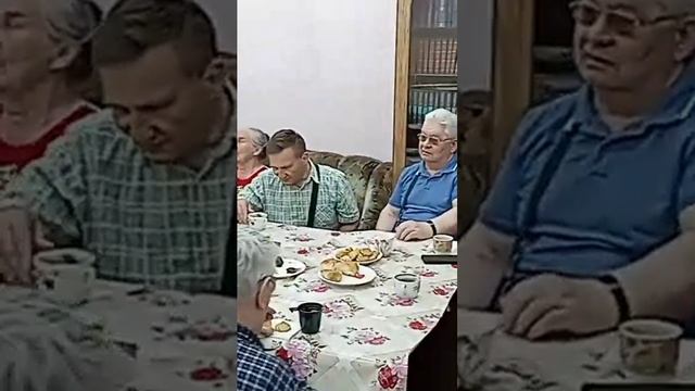 В этой деревне огни не погашены.