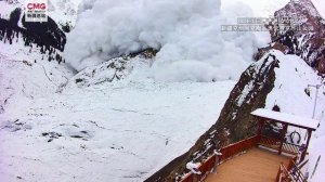 Момент схода лавины в горах округа Акто попал на камеру видеонаблюдения, Китай