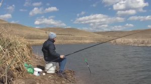 САЗАН НА МАХОВОЕ УДИЛИЩЕ!РЫБАЛКА НА РЕЧКЕ.