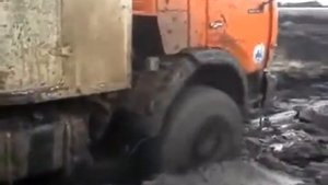 Грузовик КАМАЗ жестоко забуксовал на бездорожье