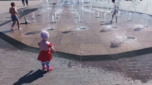 гуляем, бегаем возле фонтана #Настя#Аринка#сестры