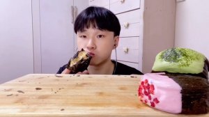 달콤한 크림 가득 바삭한 검은 퀸아망 먹방! Cream Kouign–Amann Mukbang!