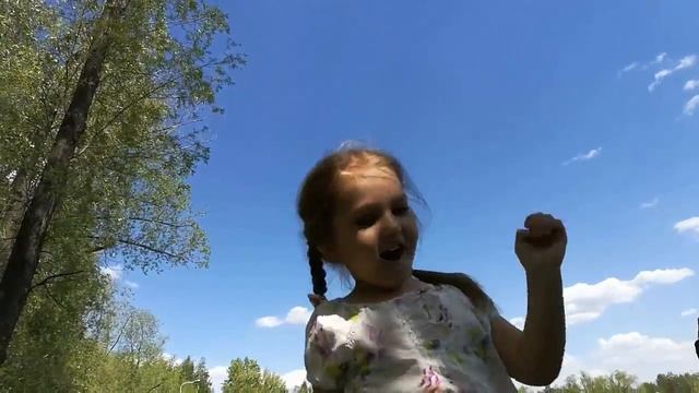 Влог. Семейный отдых в парке. Купили самокат. Погуляли в парке. Запустили катер на озере