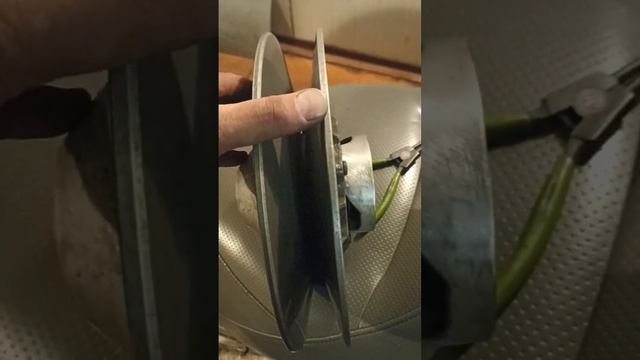 мазать или не мазать ведомый вариатор снегохода при сборке.