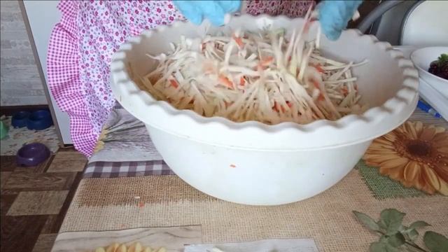 2 РЕЦЕПТА КАПУСТЫ НА ЗИМУ КВАШЕННАЯ И МАРИНОВАННАЯ С КЛЮКВОЙ смотреть онлайн