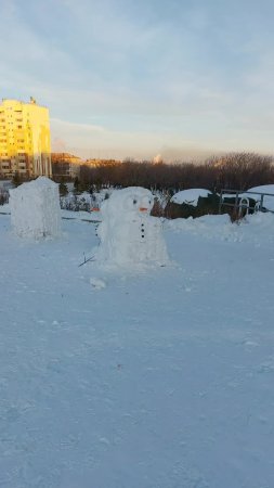 Снеговики в лесопарке.