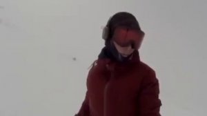 Медведь гонится за сноубордисткой