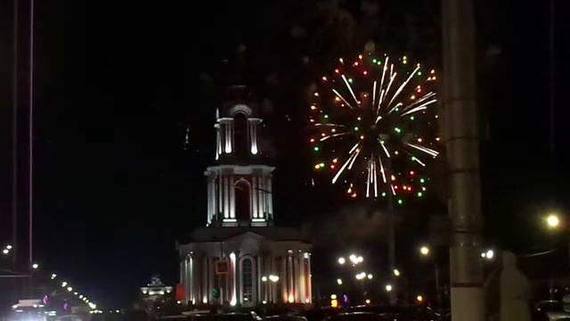 Салют Победы 2021 в Курске (Пр-т Победы, Триумфальная арка) смотреть онлайн