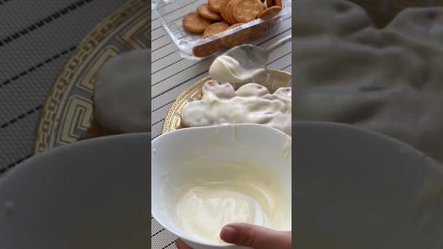 Ингредиенты: Сметана, сахар, крекеры, ягода #рецептынакаждыйдень #тортсягодами #быстрыерецепты