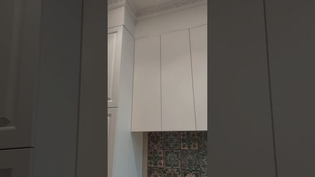 Кухня с белыми фрезерованными фасадами