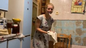 Лиза сломала люстру....