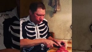 Олег Монгол жрет сырое мясо