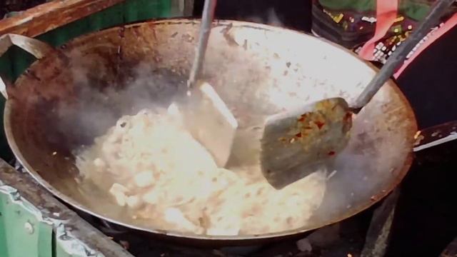 Thai street food 🌶 Hottest noodle, pad mee ko rat, Thai food to blow you brain 😈 смотреть онлайн