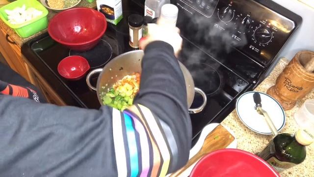 Cook with me!! My Immune Boosting Vegan/Vegetable Soup!! смотреть онлайн