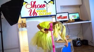 Марго и Мама Играют с музыкальными игрушками для Детей