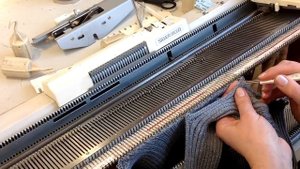 Вязание кардигана "Трикотажная геометрия" на двух фонтурах. Платный МК.