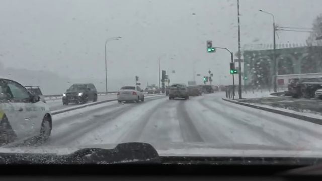 Урок на скользкой дороге по маршруту к своей работе. смотреть онлайн