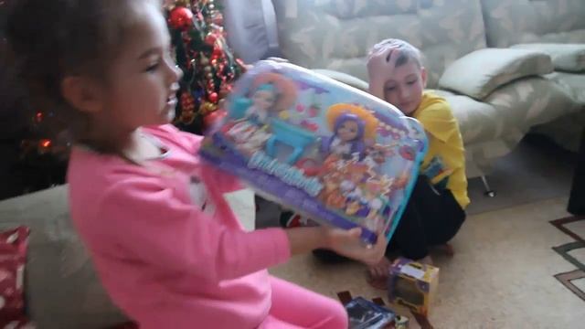 Подарки от Деда Мороза! Новогоднее поздравление от Алисы и Егора смотреть онлайн