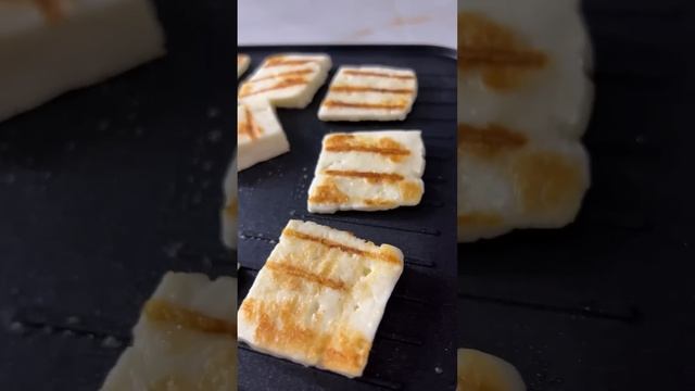 САЛАТ С ХАЛУМИ И ПЕЧЕНЫМ ПЕРЦЕМ смотреть онлайн