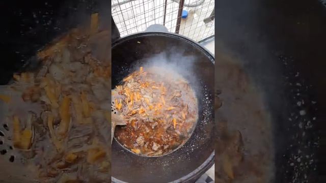Говядина в казане с томатами и цветной капустой #говядинавказане #говядинастоматами