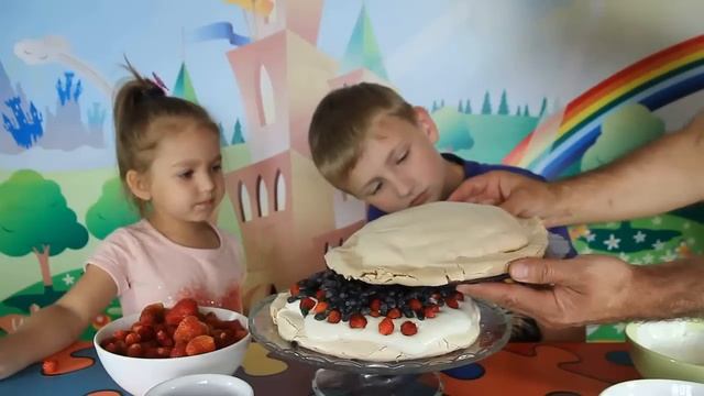 ✔ Готовим с Джейми Оливером ✔ Торт "Павлова" с клубникой и жимолостью по рецепту Джейми Оливера