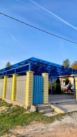 Навес для загородного дома с монолитным поликарбонатом
